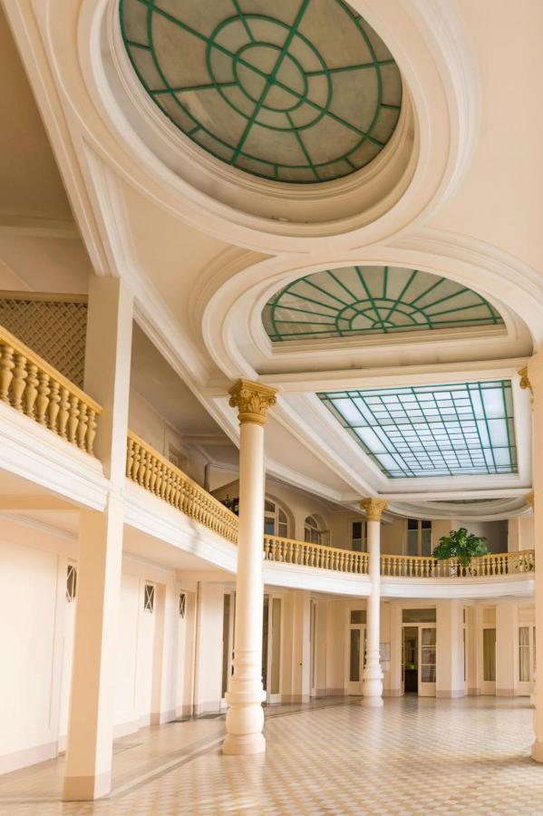 L Incomparable - International Palace Vichy Bagian luar foto
